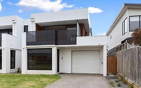 Luxurious 4 Bedroom Ocean View Holiday House